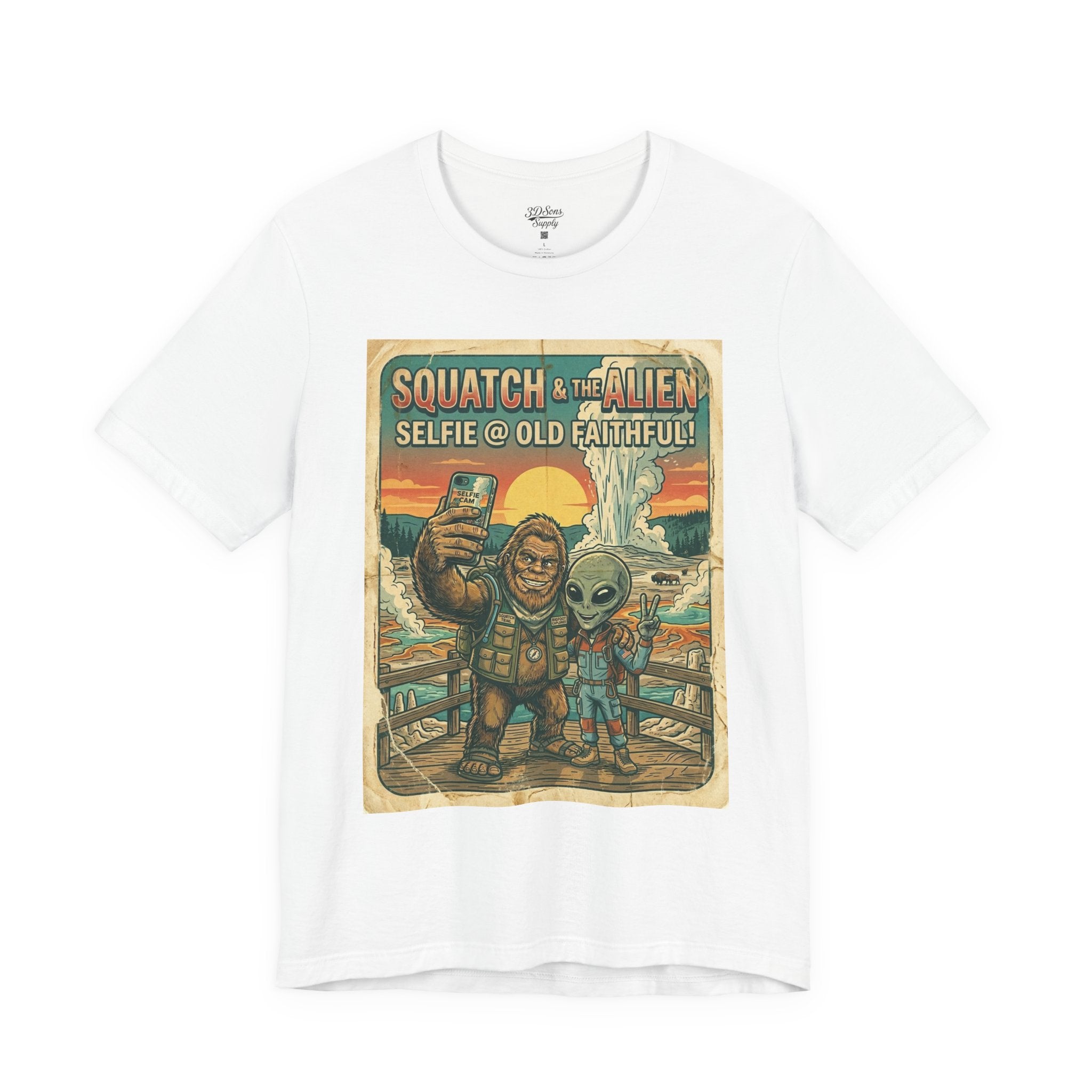 Squatch & The Alien Selfie Yellowstone, Bigfoot Alien Poster Shirt