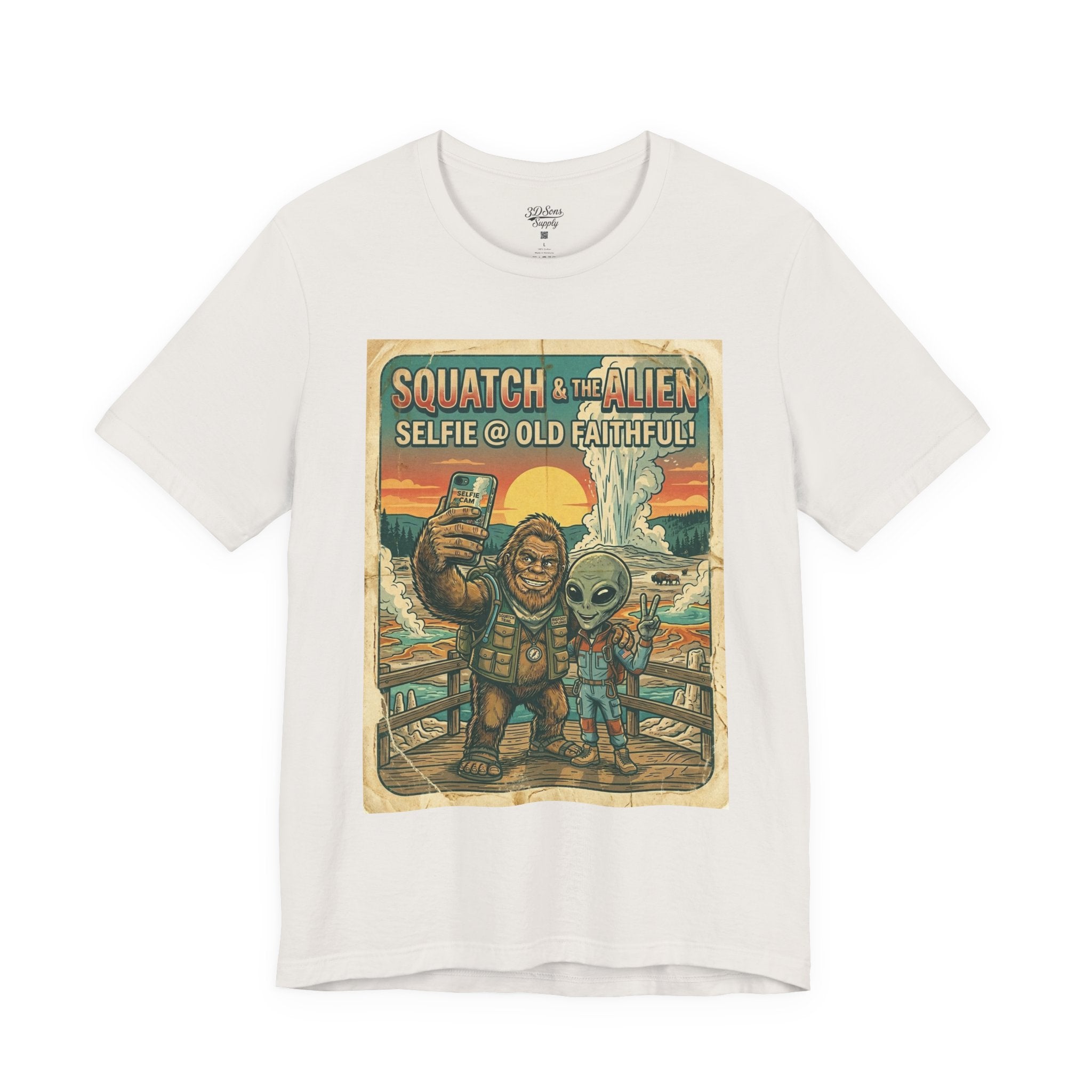 Squatch & The Alien Selfie Yellowstone, Bigfoot Alien Poster Shirt