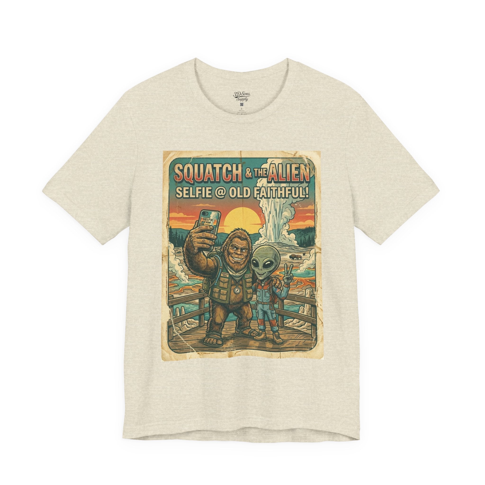 Squatch & The Alien Selfie Yellowstone, Bigfoot Alien Poster Shirt