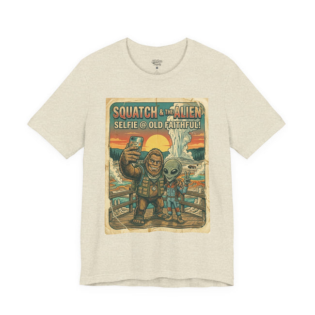 Squatch & The Alien Selfie Yellowstone, Bigfoot Alien Poster Shirt