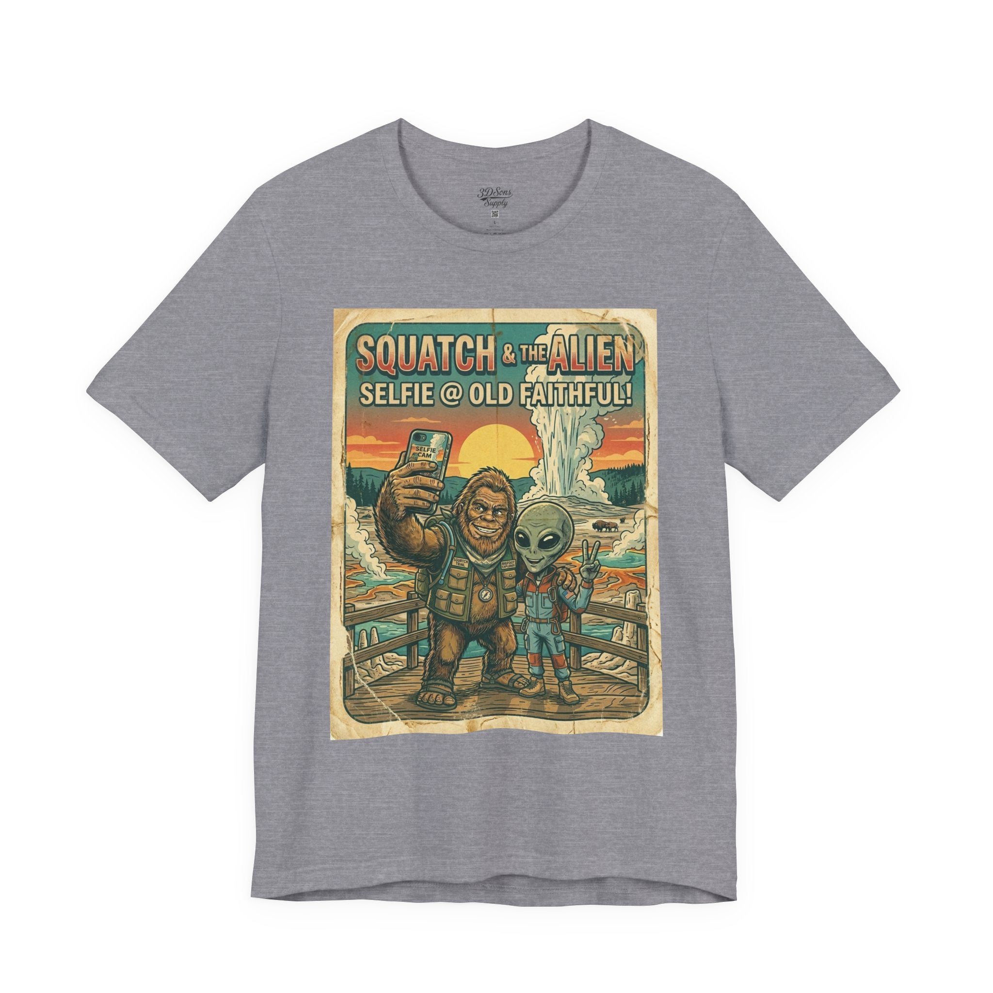 Squatch & The Alien Selfie Yellowstone, Bigfoot Alien Poster Shirt
