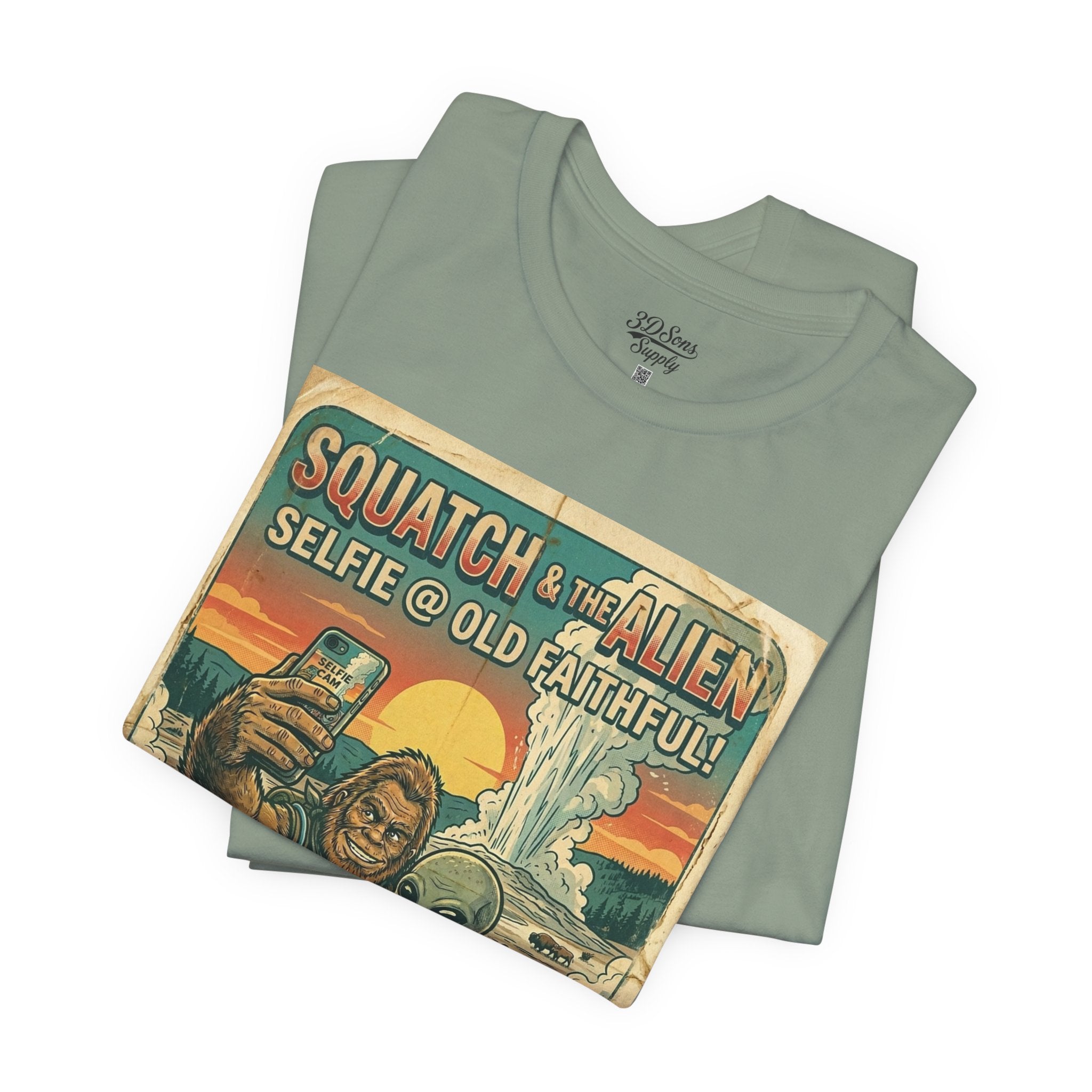 Squatch & The Alien Selfie Yellowstone, Bigfoot Alien Poster Shirt