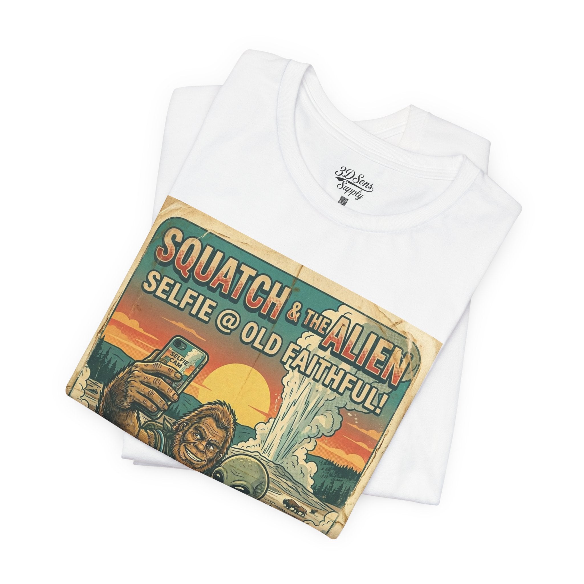 Squatch & The Alien Selfie Yellowstone, Bigfoot Alien Poster Shirt