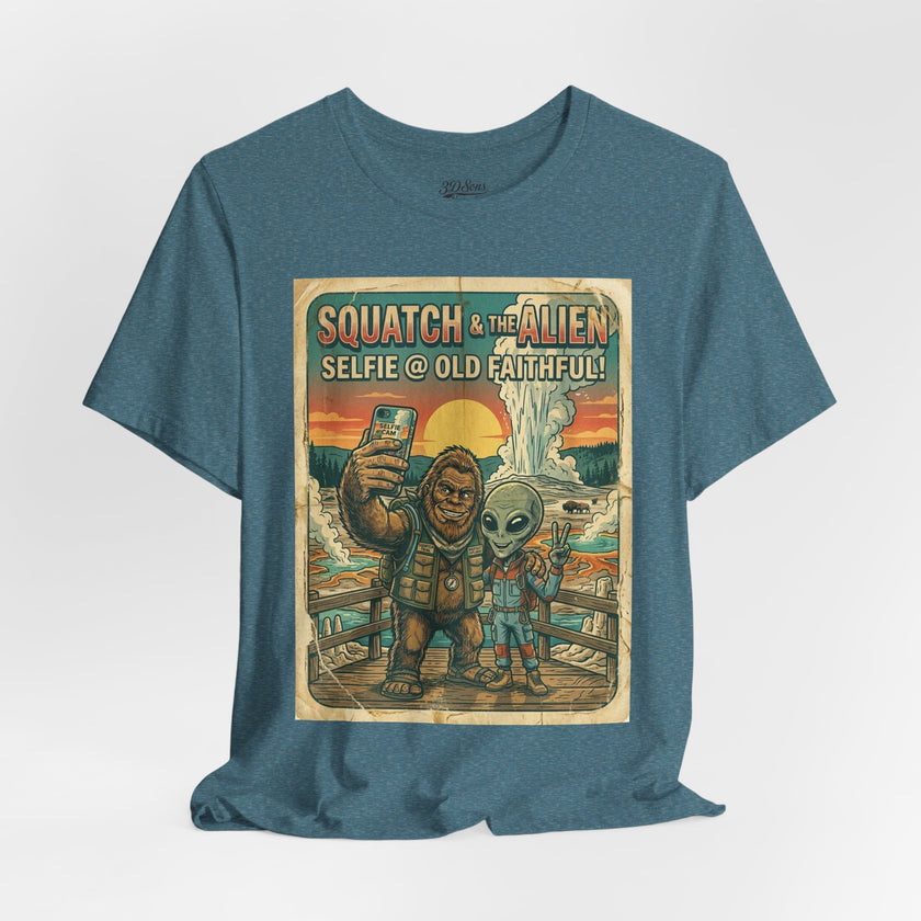 Squatch & The Alien Selfie Yellowstone, Bigfoot Alien Poster Shirt