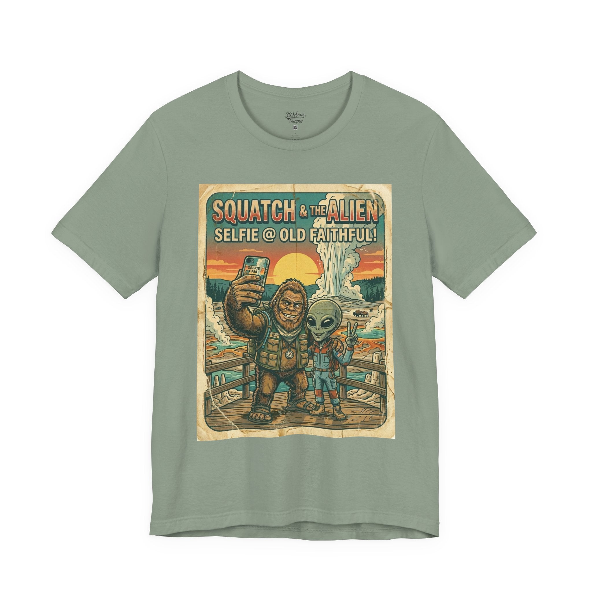 Squatch & The Alien Selfie Yellowstone, Bigfoot Alien Poster Shirt