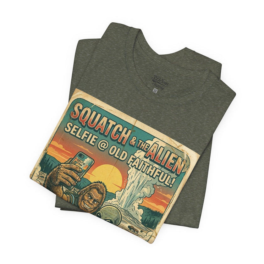 Squatch & The Alien Selfie Yellowstone, Bigfoot Alien Poster Shirt