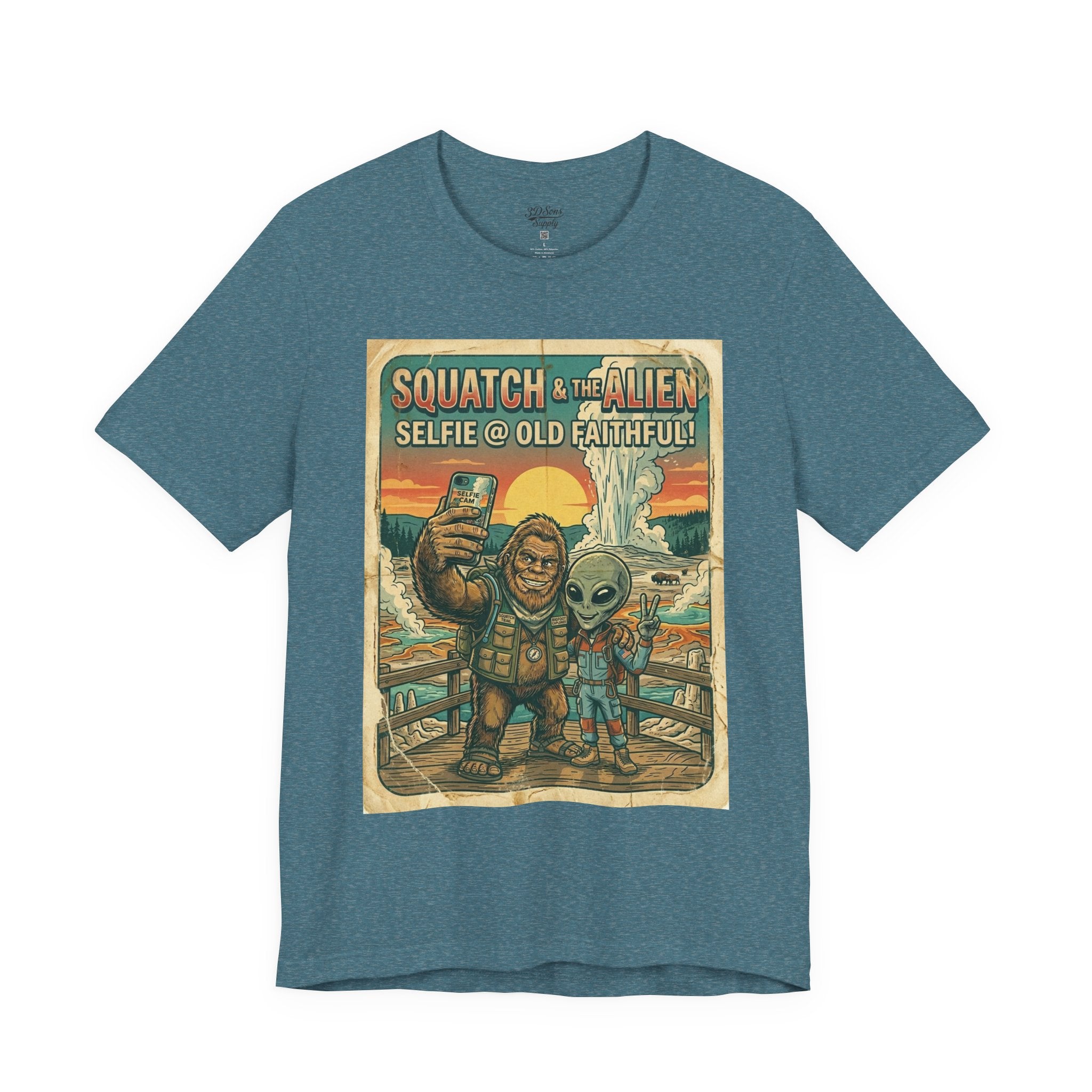 Squatch & The Alien Selfie Yellowstone, Bigfoot Alien Poster Shirt