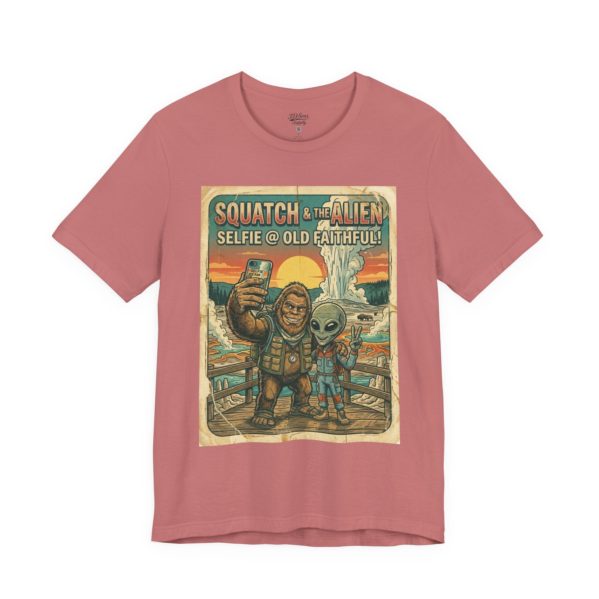 Squatch & The Alien Selfie Yellowstone, Bigfoot Alien Poster Shirt